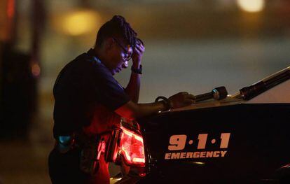Una agente de policía en una calle de Dallas tras el tiroteo que ha acabado con la vida de cinco personas.