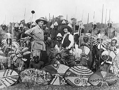 Martin y Osa Johnson, durante el rodaje del documental &#39;Simba&#39; en 1928.