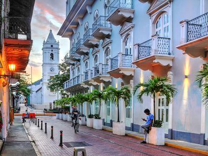 Un atardecer en la avenida Central, en el casco viejo, de Ciudad de Panamá.