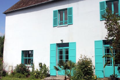 Claude Monet        

A escasa hora y media en coche al oeste de París, en la localidad de Giverny, el maestro del impresionismo Claude Monet residió desde 1883 hasta su muerte, en 1926. La Casa Azul, como se la conoce popularmente, fue restaurada en 2016 y ahora está disponible para cualquier visitante. ¿Su precio? 200 euros la noche.