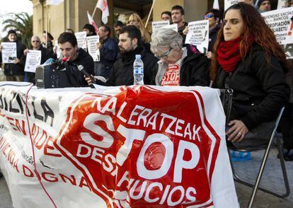 Representantes de la asociación Stop Desahucios de San Sebastián. (Archivo)