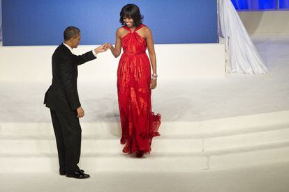 Barack Obama recibe en la pista de baile a su esposa Michelle, que lució un vestido del diseñador Jason Wu, el mismo que creó el traje que llevó en la misma ocasión hace cuatro años.