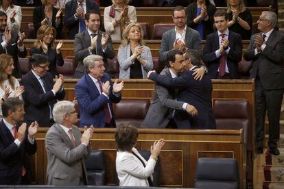 Fernando Martínez Maíllo (2d) felicita al portavoz de su grupo parlamentario en el Congreso, Rafael Hernando (d), tras su intervención.