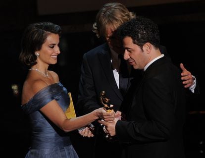 Penélope Cruz y Owen Wilson entregan el Oscar a la mejor banda sonora a Ludovic Bource, por 'The Artisti'.