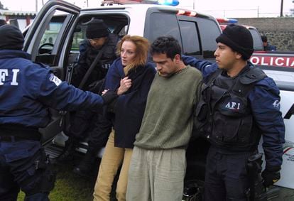 Florence Cassez e Israel Vallarta son presentados a la prensa durante el montaje de su detención, el 9 de diciembre de 2005.