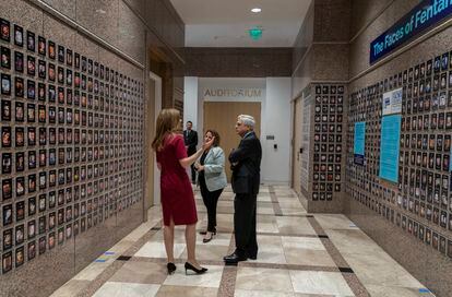 El Fiscal General de EE. UU., Merrick Garland, junto a la administradora de la DEA, Anne Milgram, en la exposición "Las caras del fentanilo".