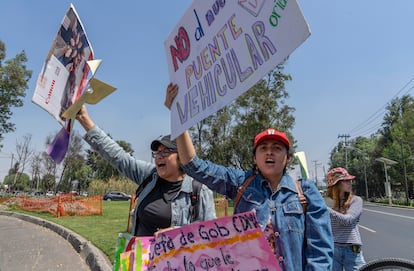 Un grupo de manifestantes bloquea Periférico a la altura de las obras.