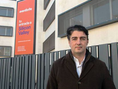 Javier Andrés, director de Eventbrite para España y Portugal, frente al edificio de la nueva sede.