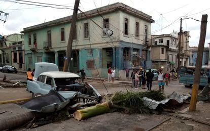 El Instituto de Meteorología había avisado horas antes de la formación en el sudeste del golfo de México de "una baja extratropical" que podría provocar "tormentas eléctricas", tal y como ha recogido el diario cubano 'Granma'. Residentes de La Habana inspeccionan los daños causados por el tornado.