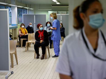 Vacunación con AstraZenca en un hospital de Melun, a las afueras de París (Francia).