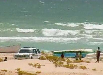 Una imagen de televisión sin fechar muestra a varios piratas en la playa de Eyl, al norte de Somalia.