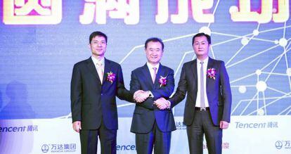 Desde la izquierda: Robin Li, de Baidu, con Wang Jailin, de Wanda, y Ma Huanteng, de Tencent