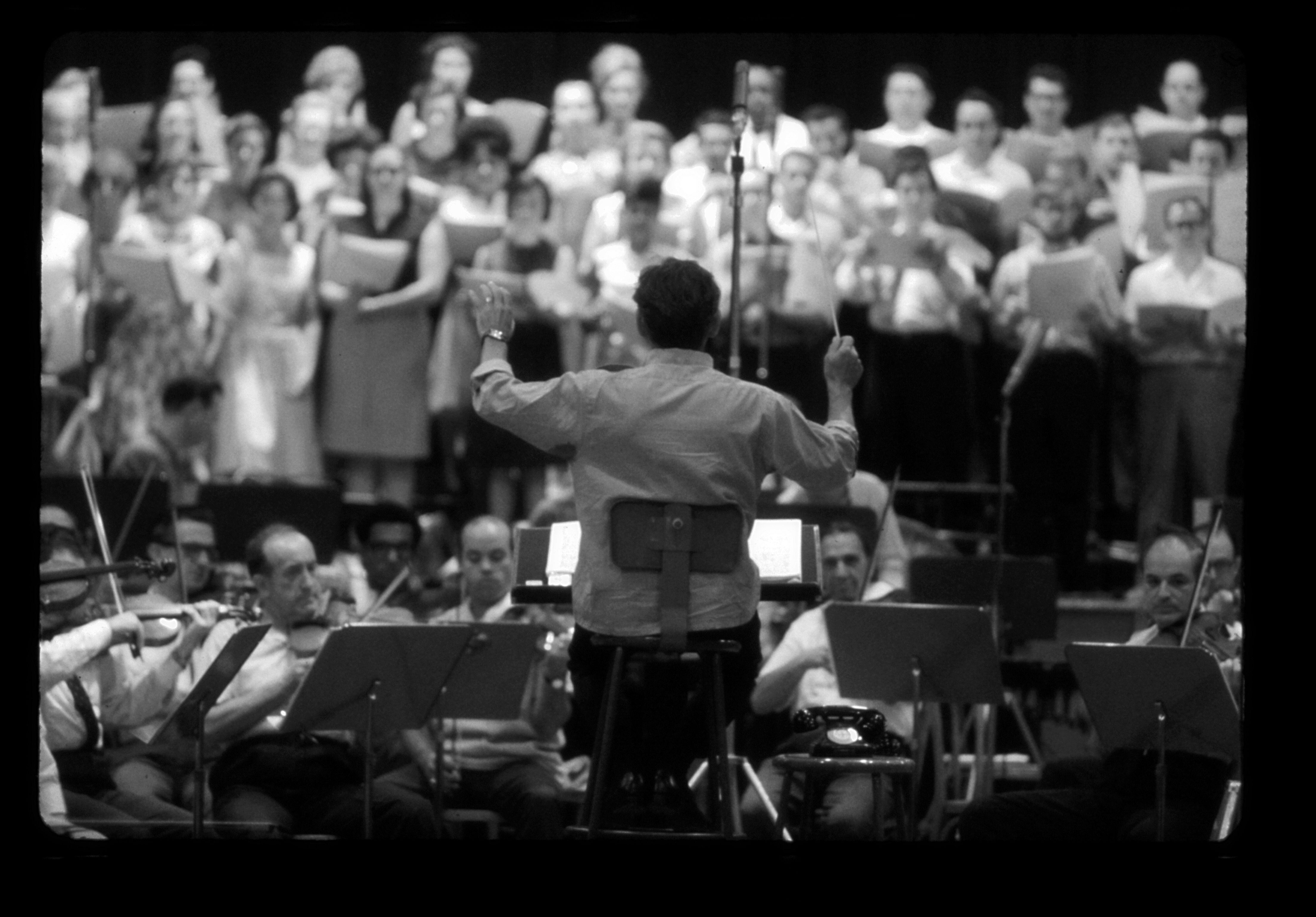 Leonard Bernstein dirige a los Camerata Singers y a la Filarmónica de Nueva durante la grabación de sus ‘Salmos de Chichester’, en el Manhattan Center, en julio de 1965.