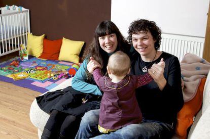 Pilar y Patricia, casadas desde 2007, con su hija de nueve meses, Zoe. 