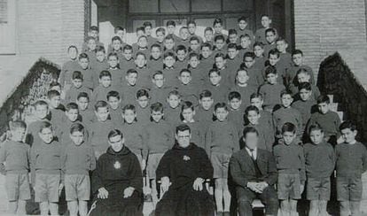Internos del orfanato de San Cayetano, en León, con dos de los frailes acusados de abusos, José Francisco Dobón, a la izquierda, y Julio Martínez, en el centro, que era el director de la entidad, en los años sesenta.