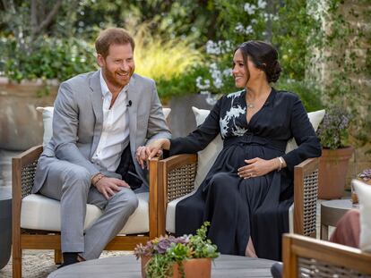Los duques de Sussex, Enrique y Meghan, durante su entrevista con Oprah Winfrey.