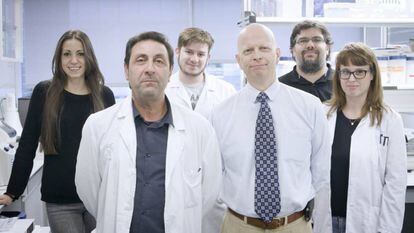 De izquierda a derecha Andrea Zapater, Juan Ángel Fresno, Guillermo Prado, Enrique Espinosa, Ángelo Gamez y Lucía Trilla, el equipo de Biomedica