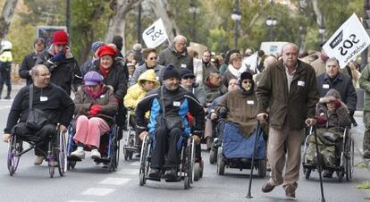 Participantes en la marcha en Valencia contra los recortes a personas con discapacidad.