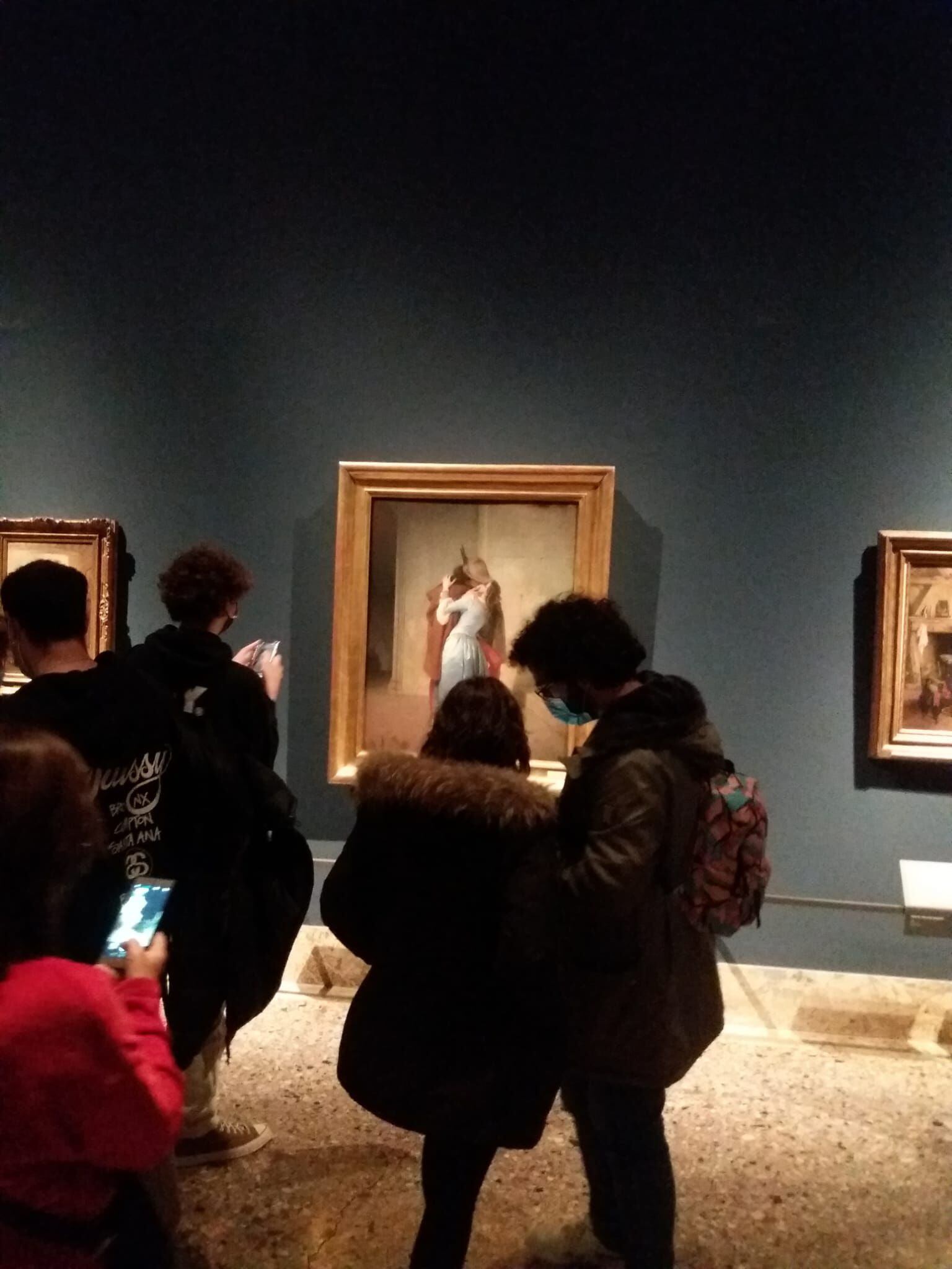 'El beso' de Hayez en una sala de la Pinacoteca de Brera.