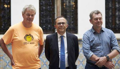Edvar Moser (i), el director del IBEC, Josep Samitier (c) y el neurocient&iacute;fico Paul Verschure (d). 