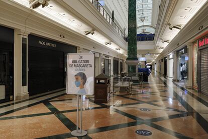 Tiendas cerradas en un centro comercial de Hospitalet de Llobregat (Barcelona).