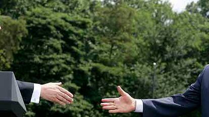 El primer ministro británico, Gordon Brown (izquierda), estrecha la mano del presidente estadounidense, George W. Bush, tras su conferencia de prensa ayer en Camp David.