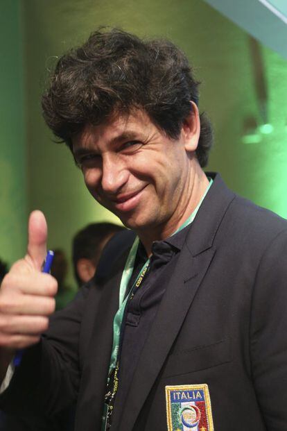 El exfutbolista Demetrio Albertini, de la comisión técnica de Italia, y representante del seleccionador italiano Césare Prandelli.