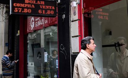La pizarra de una casa de cambio muestra la cotización del dólar en el centro de Buenos Aires.