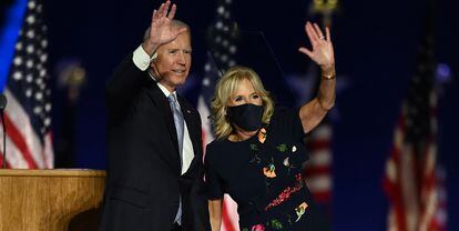 Los Biden, celebrando la victoria electoral en Wilmington, Delaware.