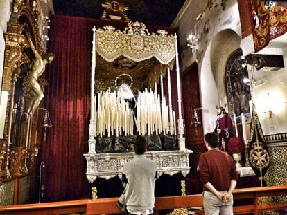 El paso de la Virgen del Rosario de la Hermandad de Monte-Sión, el único que está montado en Sevilla.