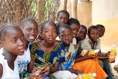 Un grupo de niñas celebra el fin de la mutilación en su comunidad de Mali.