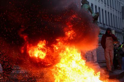 A person next to a bonfire during the European farmers' protest, this Thursday in Brussels. 