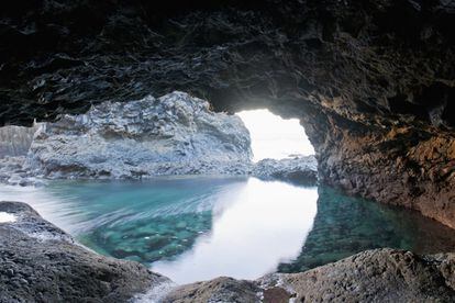 En la costa de El Golfo, al norte de la isla canaria de El Hierro, una concavidad rocosa forma una preciosa piscina natural y diáfana, alimentada por las mareas, a la que se desciende por una empinada escalera de piedra. Más información: <a href="http://elhierro.travel/" target="_blank">elhierro.travel</a>