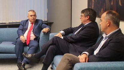 De izquierda a derecha, Santos Cerdán, Carles Puigdemont y Jordi Turull, en la reunión que mantuvieron el 30 de octubre en Bruselas.
