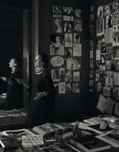 Carme Elías en la recreación del despacho de Vreeland en 'Vogue'.