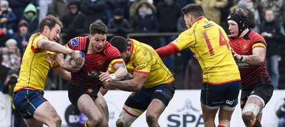 Un jugador belga intenta progresar entre tres rivales españoles, el pasado domingo en Bruselas.