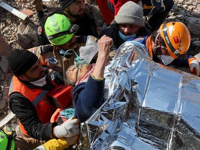 Los rescatadores sacan de los escombros a Saadet Sendag, una mujer turca rescatada en Hatay tras 177 horas sepultada.