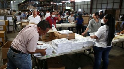 Trabajadores electorales preparan materiales para la elección, el 23 de enero.