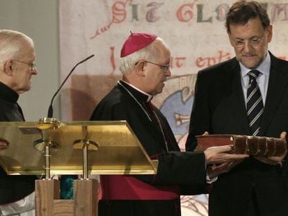 Rajoy devuelve el Códico al obispo de Santiago, en julio de 2012