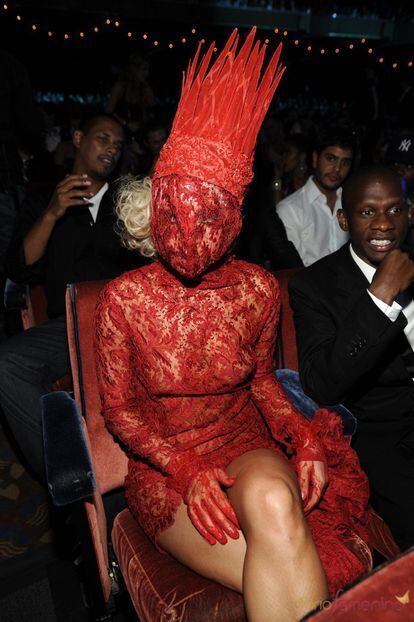 Lady Gaga acudió a los premios MTV con un vestido entero de encaje rojo que terminaba en su cabeza en forma de corona.