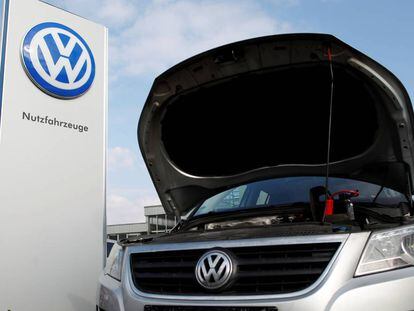 Un vehículo Volkswagen con el maletero abierto
