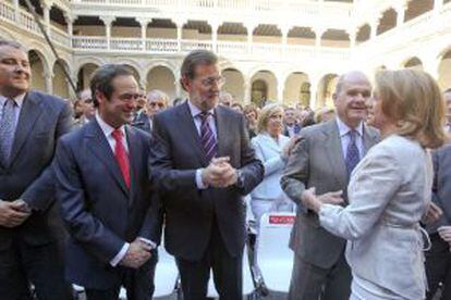 Cospedal saluda (de derecha a izquierda) a Chaves, Rajoy y Bono.