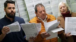 Santos, Cobos y Navarro (de izquierda a derecha) muestran algunas de las 119 multas que acumulan de Madrid Central