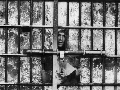 12 de mayo de 1983. El traslado de 22 presos de ETA Militar a la prisión de El Puerto de Santa María, de Cádiz, provoca una revuelta en la prisión madrileña.