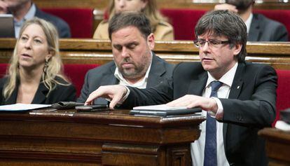 Neus Munte, Oriol Junqueras y Carles Puigdemont, en la sesión de control en el Parlament.