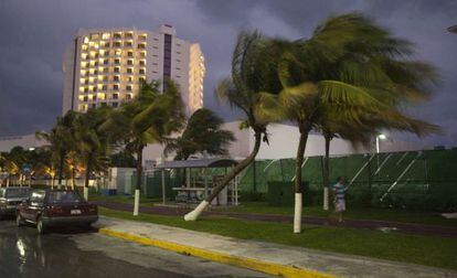 Los hoteles de Cancún se preparan para el huracán Rina
