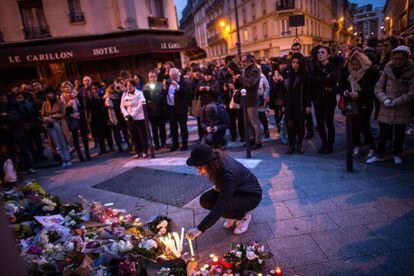 Muestras de condolencia con los fallecidos en los atentados de París.