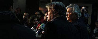 El ministro de Economía uruguayo, Fernando Lorenzo (centro) anuncia la decisión de su Gobierno sobre Pluna. A su derecha, el ministro de Transportes, Francisco Pintado.