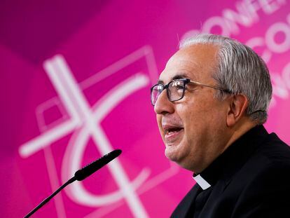 El nuevo secretario general de la Conferencia Episcopal Española, César García Magán, este miércoles durante su primera rueda de prensa tras su elección.