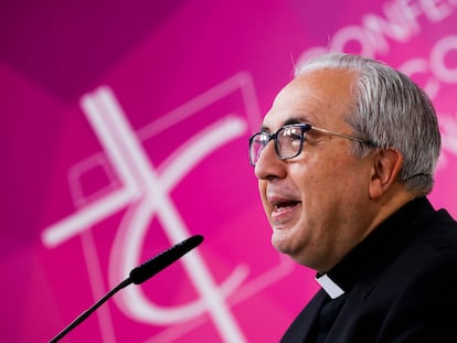 El nuevo secretario general de la Conferencia Episcopal Española, César García Magán, este miércoles durante su primera rueda de prensa tras su elección.